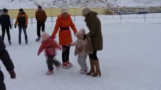 Как научиться кататься на коньках. Маленькие девочки учат!