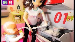 КАК МАКС БЛИНЫ ТУШИЛ КАТЯ И МАКС ВЕСЕЛАЯ СЕМЕЙКА #Мультики #куклы #видео для детей