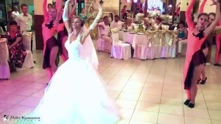 Невеста поет песню - подарок растрогал жениха до слез!!!