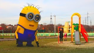 Любитель бананов играет на детской площадке, видео для детей (20 серия на KidsFM)