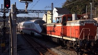 2013.12.2秋田新幹線こまちE3系R24編成総合車両製作所入場甲種輸送 逗子駅到着 E217系と並び Delivering JR-East E3 Series Shinkansen