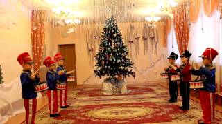МАРШ ДЕРЕВЯННЫХ СОЛДАТИКОВ  ВОЗЛЕ ЕЛКИ