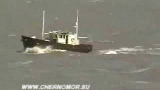Моторная яхта траулерного типа в шторм (motor yacht)