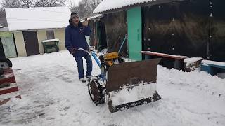 Уборка снега самодельным отвалом!