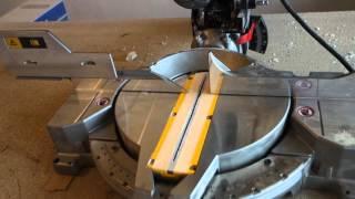 2. Торцовочная пила DeWalt 713 Ks. обзор.