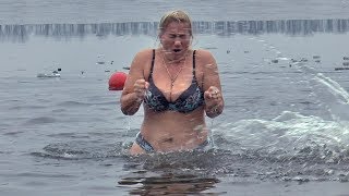 Купание на Крещение в проруби 2020 Крещенские купания swimming in the ice hole in winter