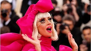 Сняла с себя все: Леди Гага разделась на красной дорожке Met Gala-2019