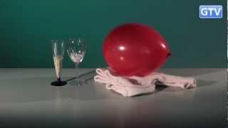 Воздушный шарик и хлопья - статическое электричество