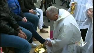 Messa in Coena domini. Papa Francesco lava i piedi a 11 migranti e una volontaria italiana