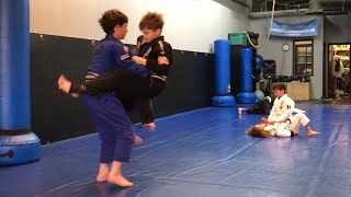 Kids Jiu-Jitsu Featherweight Yellow belt vs Gray belt Middleweight (Bat Choke, Triangle, Armbar) ?