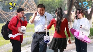 Giving weird things when people on their cell phones往打电话的路人手里递东西，他们什么都敢接！
