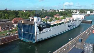 Schiffsverkehr in der Schleuse KIEL - HOLTENAU  23.5.2011