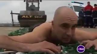 Самый опасный трюк - человек под катком Слабонервным НЕ СМОТРЕТЬ!