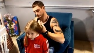 Александр Задойнов пытается заплести дочке косички ))