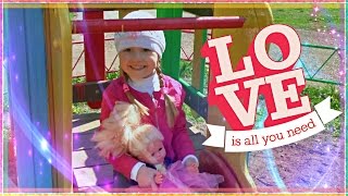 Папа и дочка гуляют с куклой во дворе| Dad and daughter walking in the yard with a doll