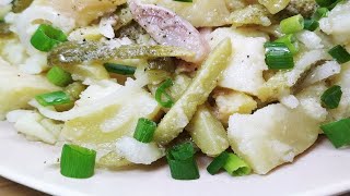 Простейший салат из селедки с огурчиками, луком и картошкой. Мировая закуска к любому столу.