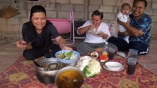 ข้าวปุ้นน้ำยากะทิตีนไก่ผักมาเป็นสวนกินกับพี่สาแซ่บหลายมาๆจ้า