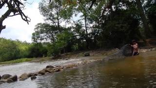 ดักไอ้โง่หาปลาทางไหลน้ำตกเกือบพัง fishing net in the waterfall