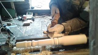Точение ножки для табуретки на самодельном токарном.Turning the legs for a stool on self-made lathe.