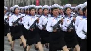 Маршируют северокорейские девушки