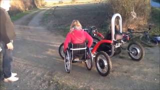 Personne à mobilité réduite, handicapé. SWINCAR Véhicule électrique tout terrain pendulaire. ZOSH