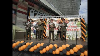 Идёт солдат по городу - военный оркестр