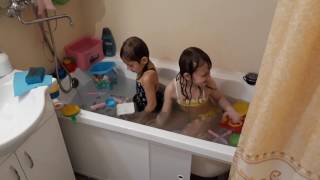 Девочки купаются в ванной