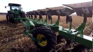 Трактор John Deere 8310R и плуг John Deere 3810