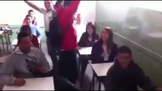 Transporte publico representado por alunos em sala de aula
