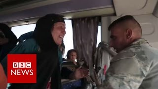Mosul soldier reunites with mother on bus - BBC News