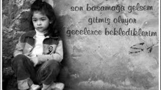 özledim tenini kokunu özledim....ama seni uzaktan sevmeyidim
