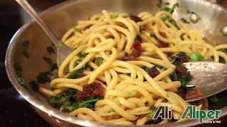 Bigoli con le sarde e cime di rapa - le Ricette Filmate di Alì & Alìper