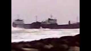 Морские катастрофы.Затока. Турецкие лесовозы выбросило на берег