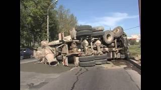 На дороге перевернулась бетономешалка