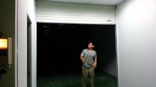 格來得快速捲門停電時示範影片 停電時直接扳起手動開關,輕輕向上推完全不費力!