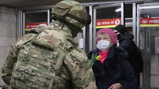 Военнослужащие ЦВО поздравили с праздником жительниц Новосибирска на центральной станции метро