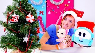 Грузовичок Лева украшает елочку! Новогоднее видео для детей