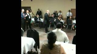 Mike "The King" Gomez se tira un paso.... The Black Tie Party