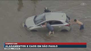 Tempestade provoca alagamentos e caos em São Paulo