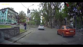 В Днепре Porsche неоднократно проехал перекресток на красный