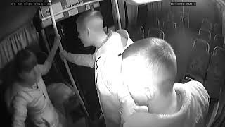 Двое парней напали на девушек в автобусе