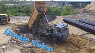 [Drone video] Самосвал МАЗ-551603 разгружается