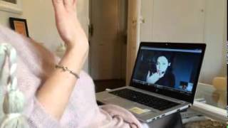 Future maman qui apprend la langue des signes pour bébés sur Lingueo