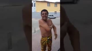 Signore mezzo nudo fa qualcosa che a quell'età non andrebbe fatto...??