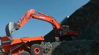 Экскаватор Doosan DX 520 в работе с Moxy MT41