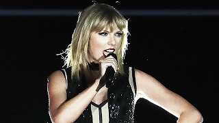 Taylor Swift Super Bowl Performance - 'I Knew You Were Trouble'