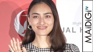 長谷川潤　大胆スリットで美脚も　ギンガムチェックのロングワンピで春らしく　「JAL HAWAII」新商品・サービス発表会に登場