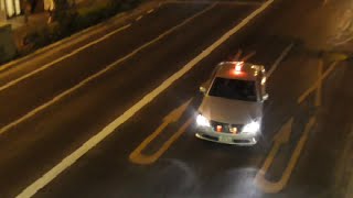 覆面パトカーの目の前でバイクに乗りながら携帯で電話していた運転手を交通機動隊が緊急走行（Uターン）で検挙する瞬間！Japan traffic riot police