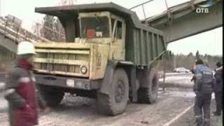 Обрушение моста заблокировало трассу