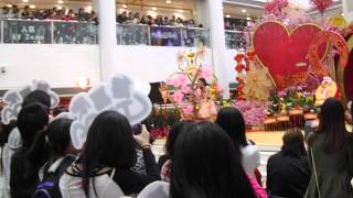 鍾嘉欣一出場就叫大家快d打"預防針" (2013年1月26日大埔超級城)